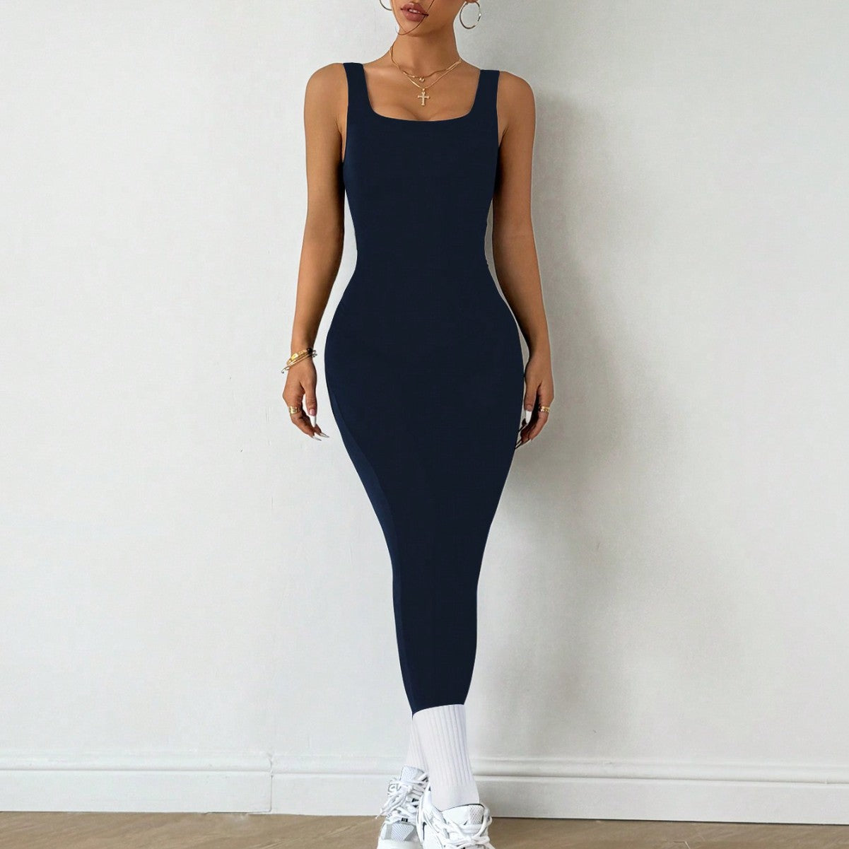 Woman in a navy blue bodycon dress with sneakers and gold jewelry, FashionRay style