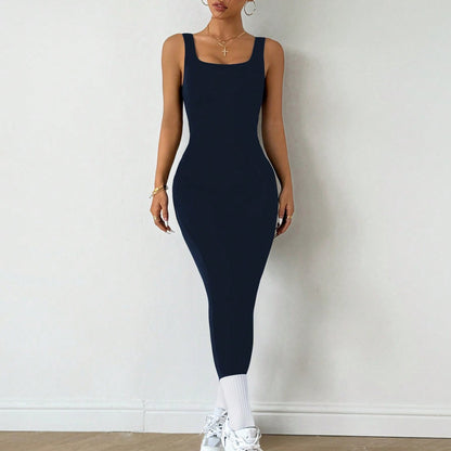Woman in a navy blue bodycon dress with sneakers and gold jewelry, FashionRay style