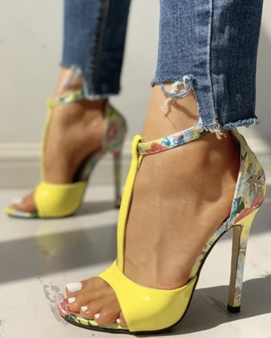Woman wearing yellow floral high heel sandals with ripped skinny jeans, FashionRay trendy footwear