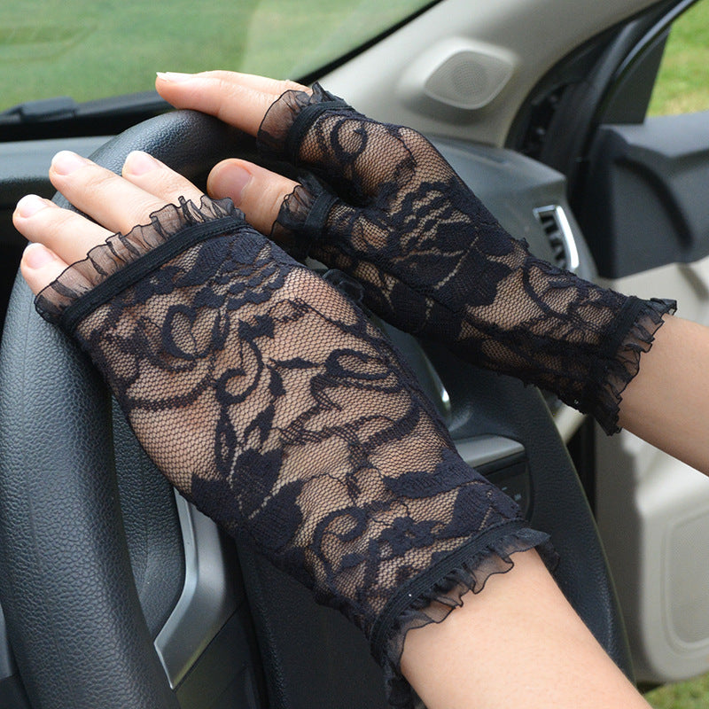 Black lace fingerless gloves with floral pattern worn while driving, FashionRay style