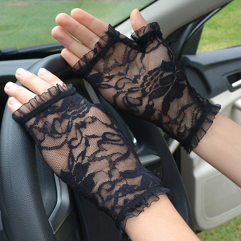 Black lace fingerless gloves with floral pattern worn while driving, FashionRay style